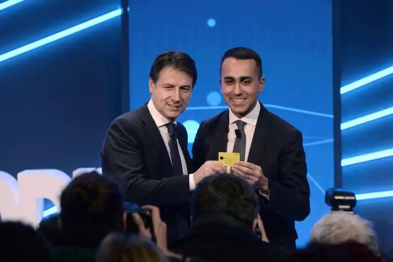 giuseppe conte e luigi di maio con la postepay per il reddito di cittadinanza