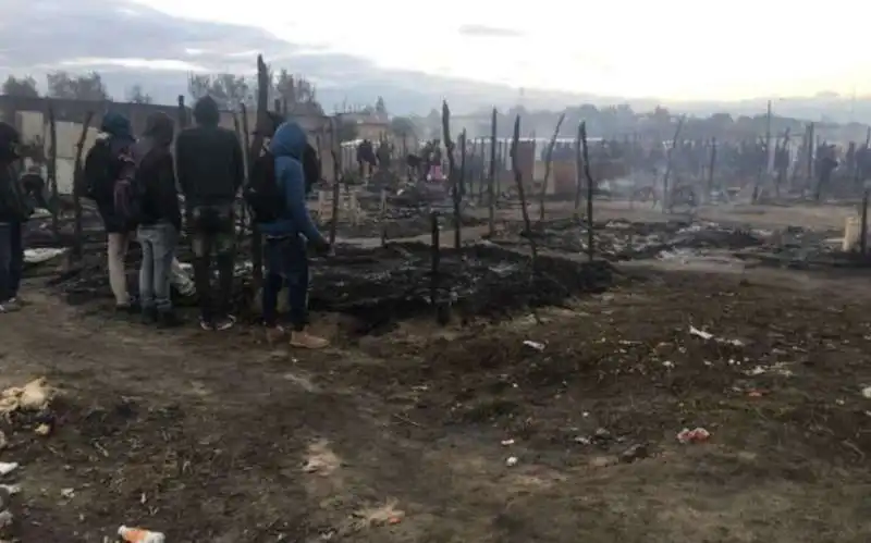 incendio nella baraccopoli dei migranti a san ferdinando 2