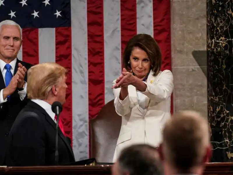 L APPLAUSO DI NANCY PELOSI A DONALD TRUMP