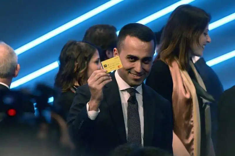 luigi di maio con la postepay per il reddito di cittadinanza