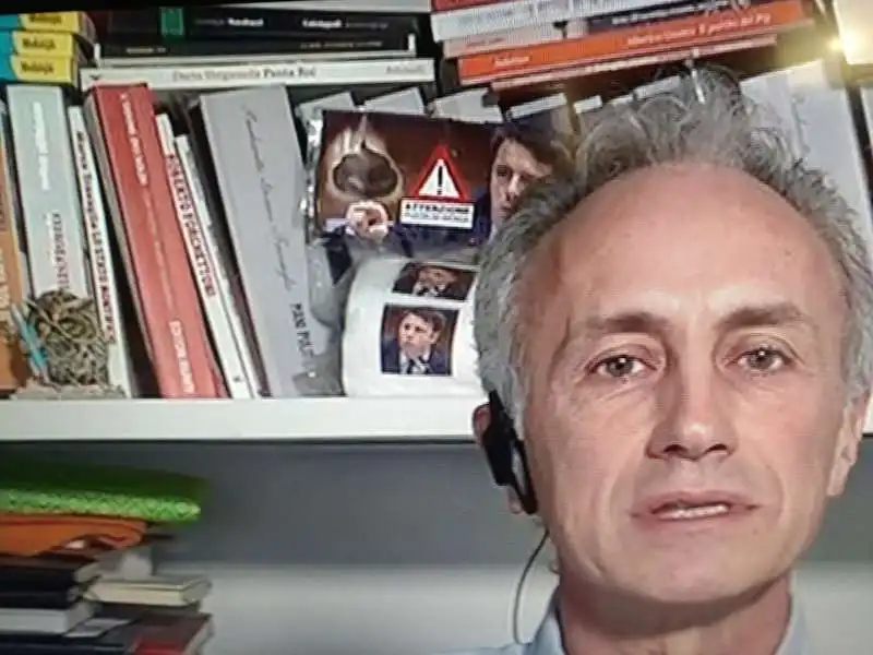 MARCO TRAVAGLIO CON  CARTA IGIENICA GRIFFATA RENZI