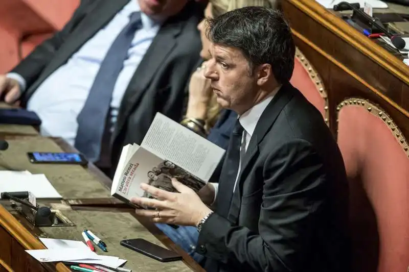 matteo renzi in senato legge il suo libro