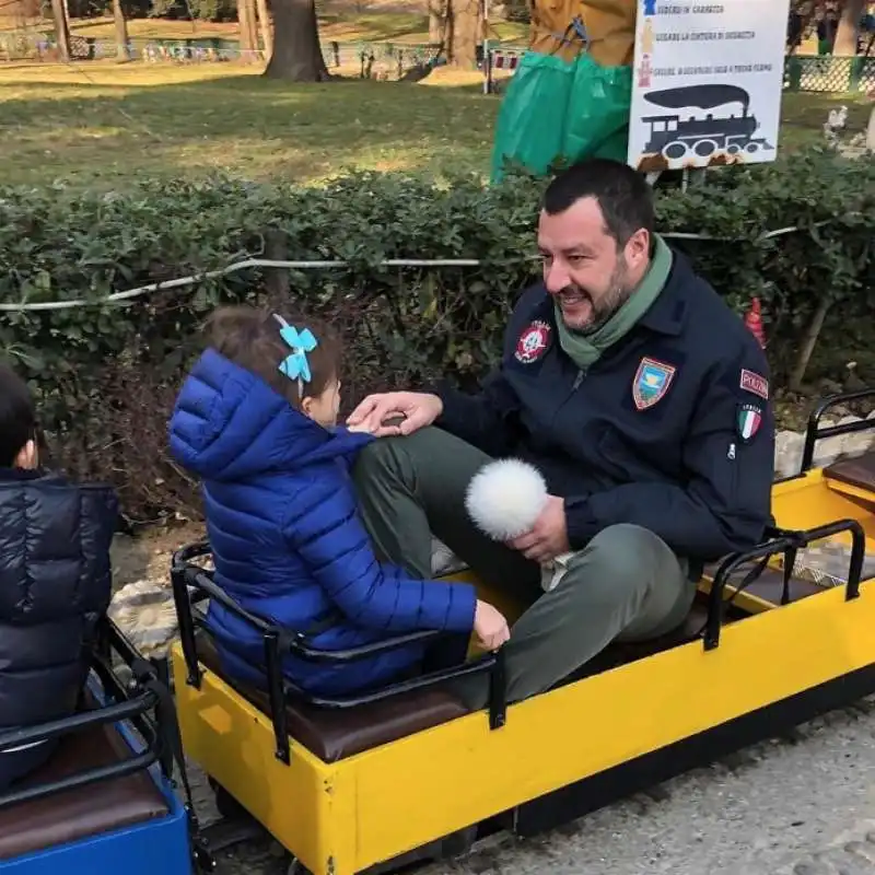 matteo salvini con la figlia al parco sul trenino