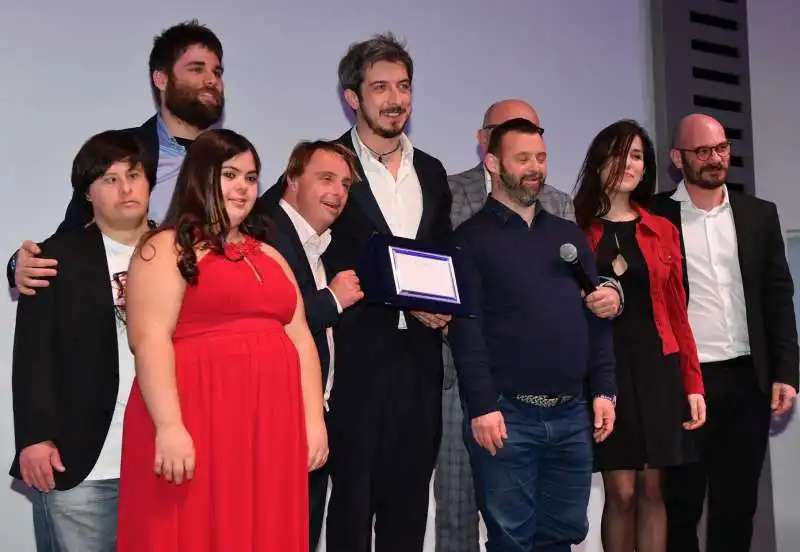 paolo ruffini con il cast del film up&down premiati