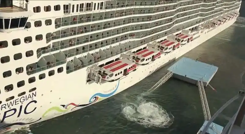 porto rico   la crociera norwegian epic abbatte il molo 1