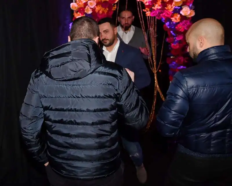 rocco casalino e il suo compagno marco arrivano in discoteca (2)