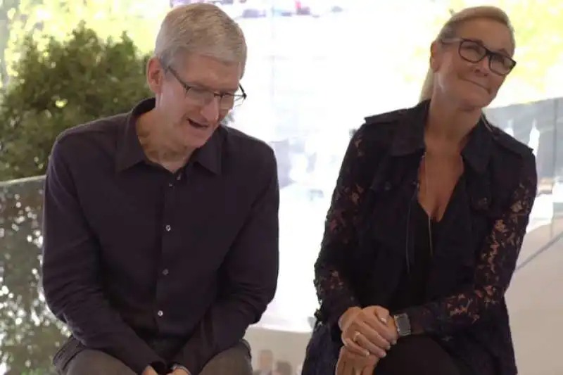 tim cook e angela ahrendts