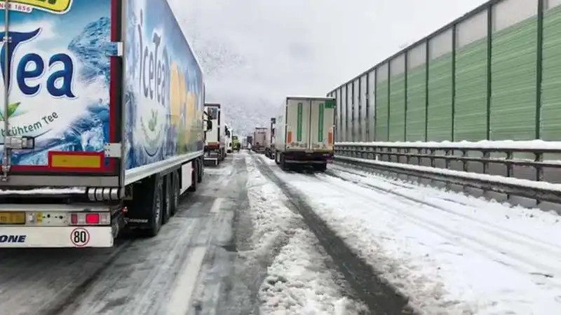 tir fermi sull autostrada del brennero