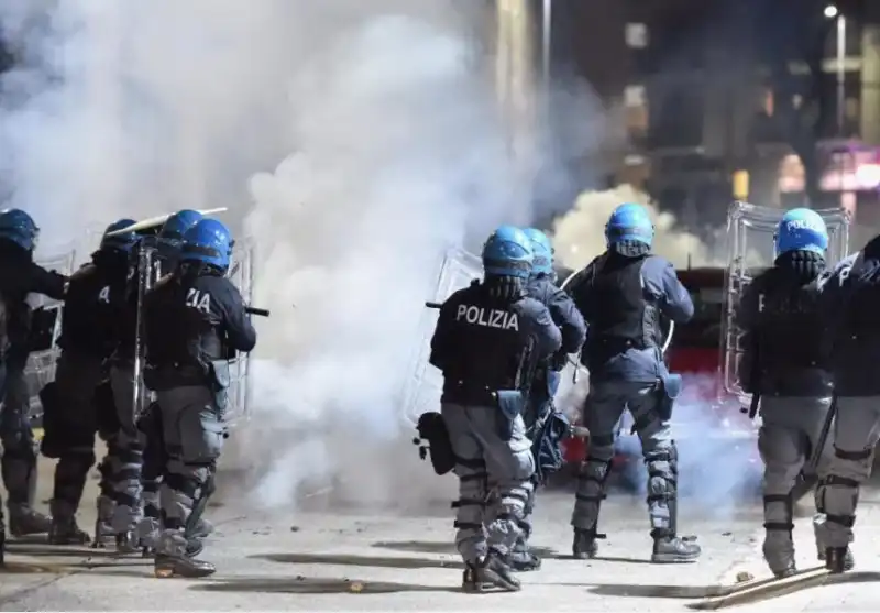 torino incidenti corteo centri sociali