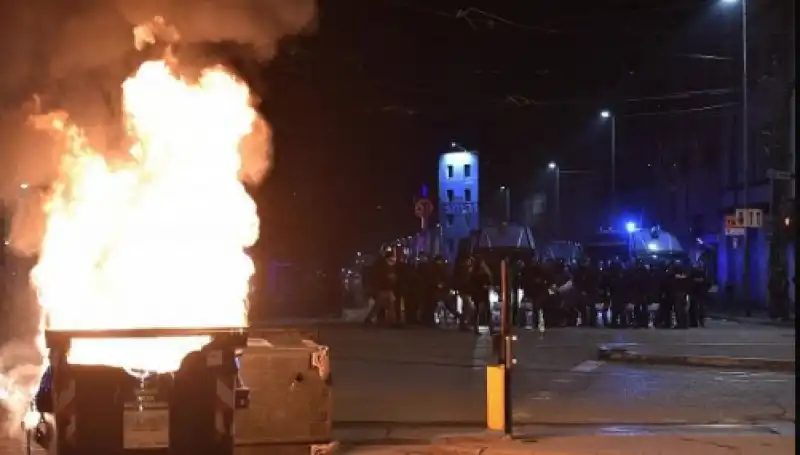 torino incidenti corteo centri sociali