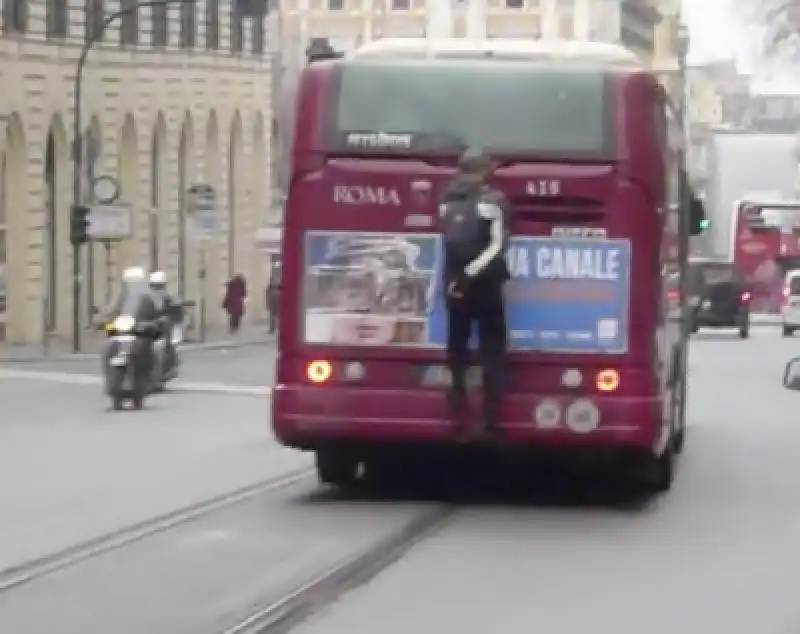 uomo aggrappato al bus roma