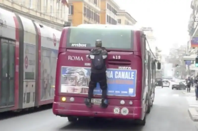 uomo aggrappato al bus roma