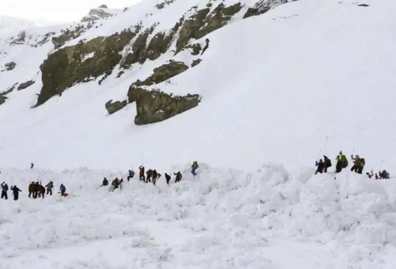 valanga a crans montana, nelle alpi svizzere 9