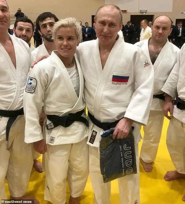 vladimir putin steso dalla judoka ntalia kuzyuina 1