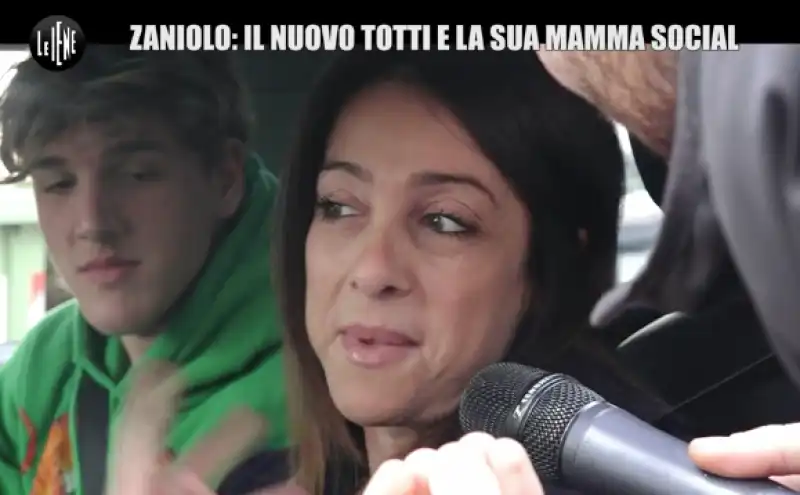 ZANIOLO CON LA MAMMA LE IENE