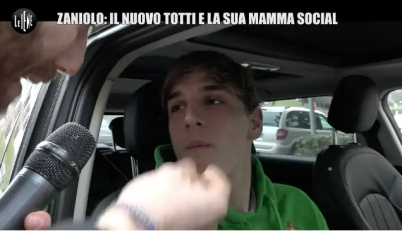 ZANIOLO CON LA MAMMA LE IENE