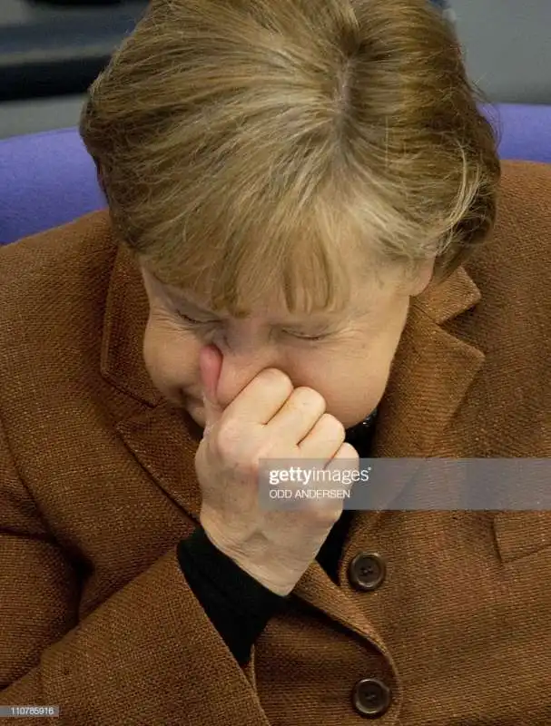 angela merkel starnutisce 1