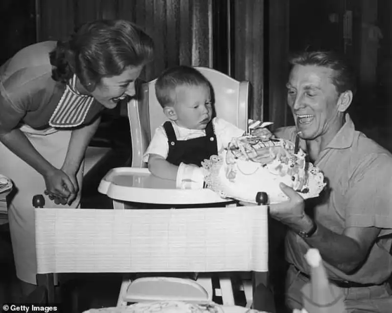 anne e kirk douglas per il primo compleanno del figlio peter nel 1956