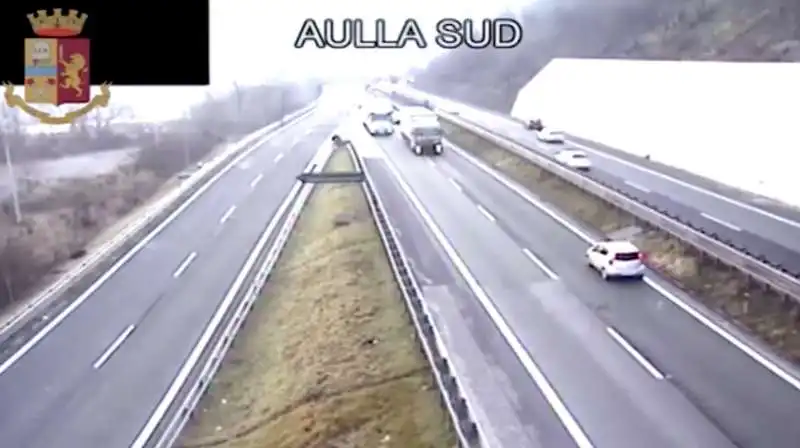 aulla, novantenne contromano in autostrada 1