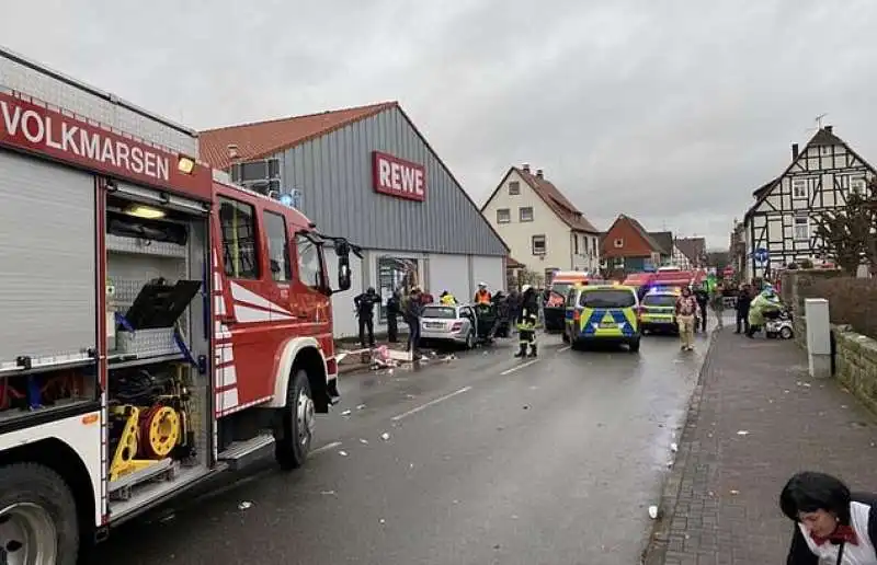 auto si schianta sul carnevale di volkmarsen in germania