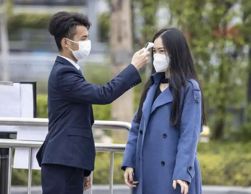 coronavirus   controlli in un centro commerciale di guangzhou