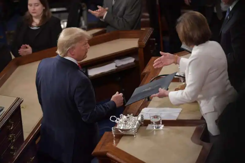 donald trump si rifiuta di stringere la mano a nancy pelosi