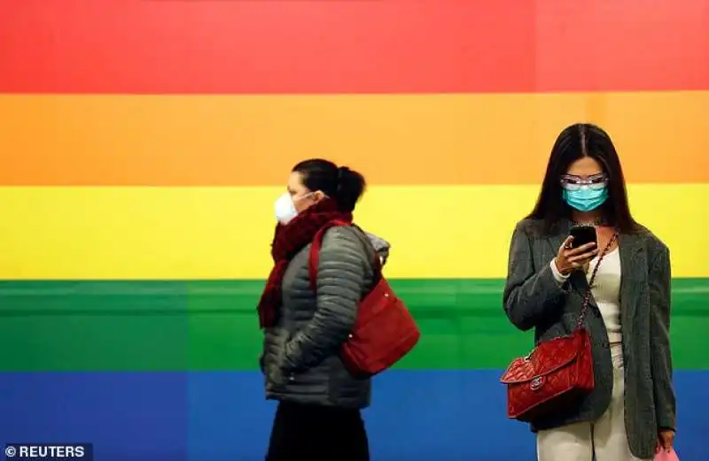 donne con la mascherina alla fermata porta venezia della metro di milano