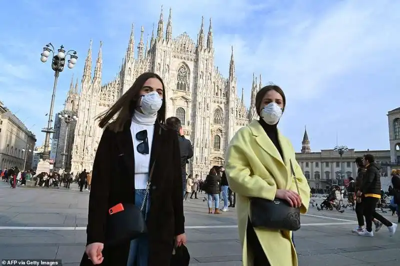 due ragazze con la mascherina a piazza duomo