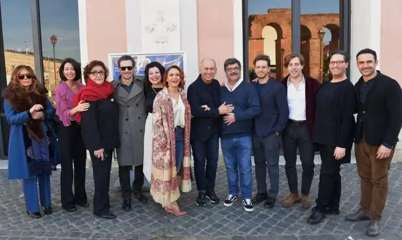 ferzan ozpetek con il cast di mine vaganti