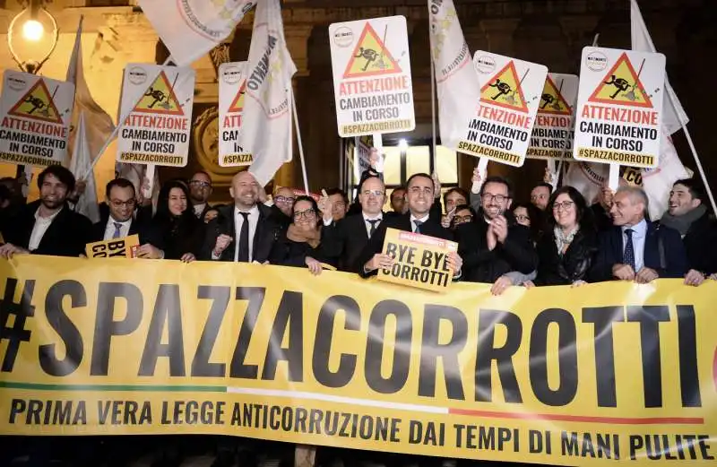 flash mob del movimento 5 stelle per l'approvazione della spazzacorrotti 3