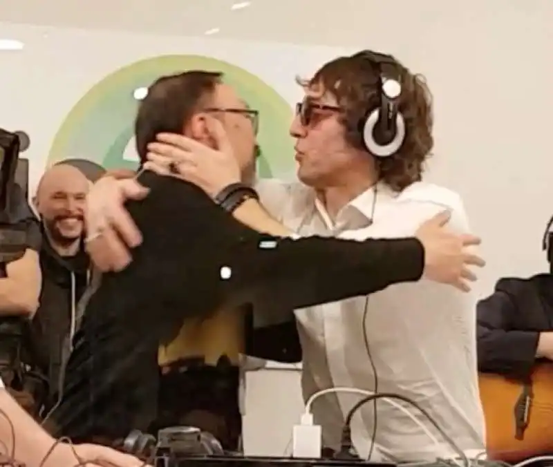 IL BACIO TRA MARCO WONG E GIUSEPPE CRUCIANI 