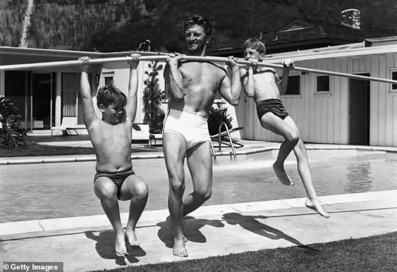 kirk douglas con i figli joel e michael