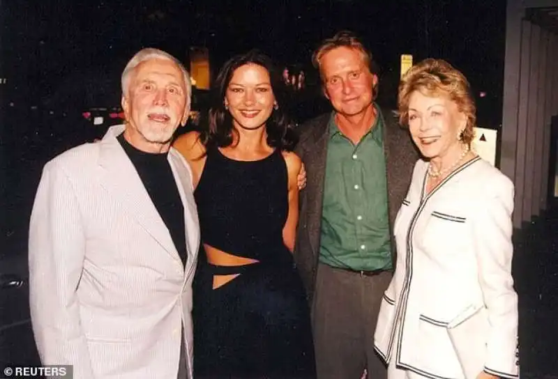 kirk douglas con la moglie anne, il figlio micheal e catherine zeta jones