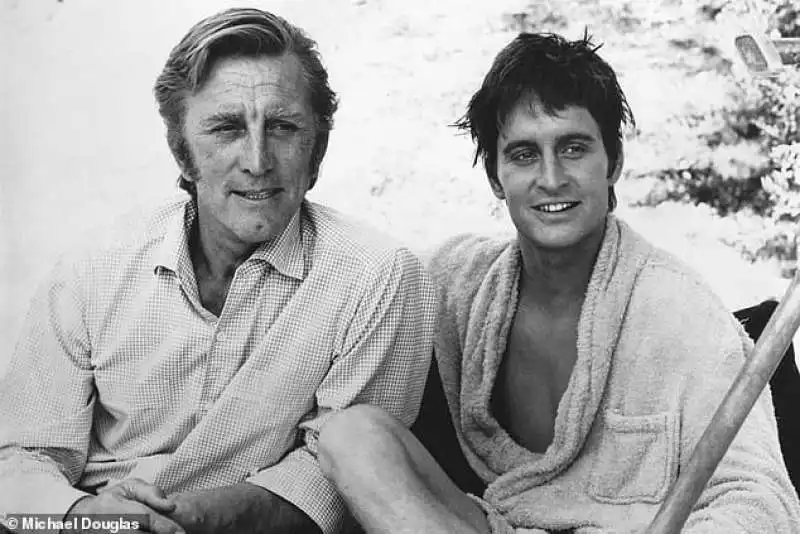 kirk e michael douglas sul set di hail hero