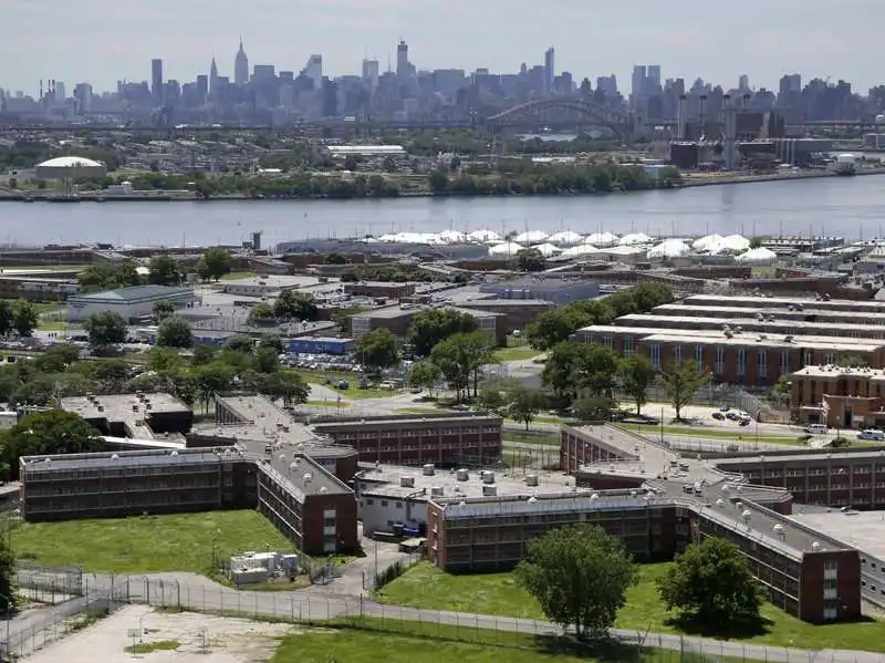 la prigione di rikers island