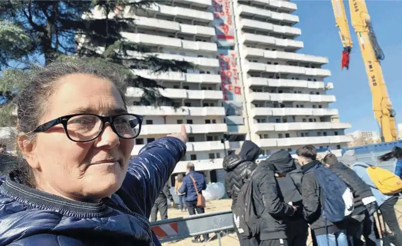 la signora anna de martino mostra l'edificio in cui ha vissuto per anni con la sua famiglia