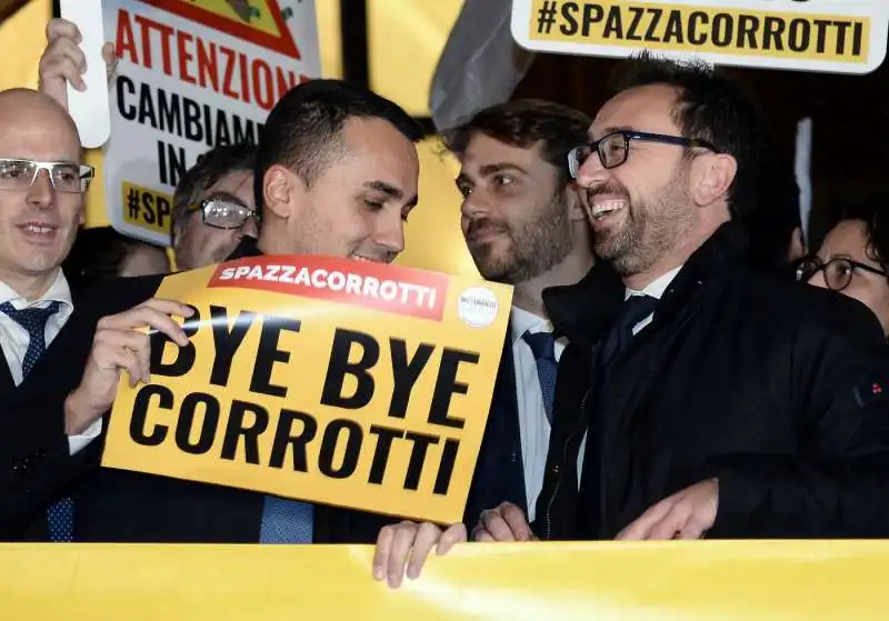 luigi di maio alfonso bonafede  flash mob del movimento 5 stelle per l'approvazione della spazzacorrotti 13