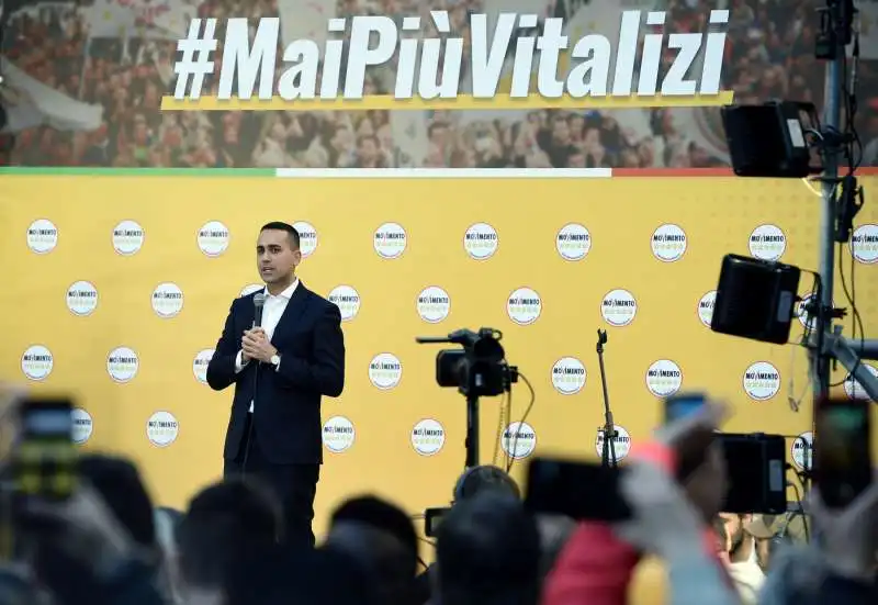 luigi di maio in piazza contro i vitalizi 3