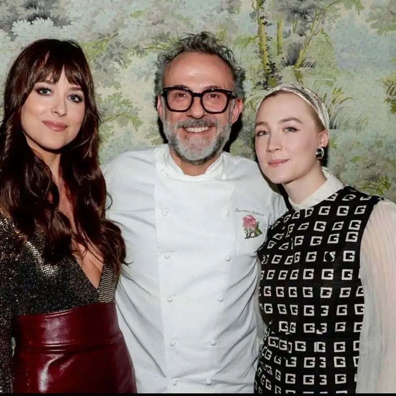 massimo bottura tra dakota johnson e saoirse ronan