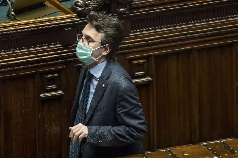  matteo dall'osso con la mascherina a montecitorio