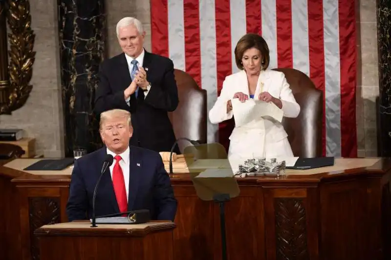 nancy pelosi straccia il discorso di trump sullo stato dell'unione