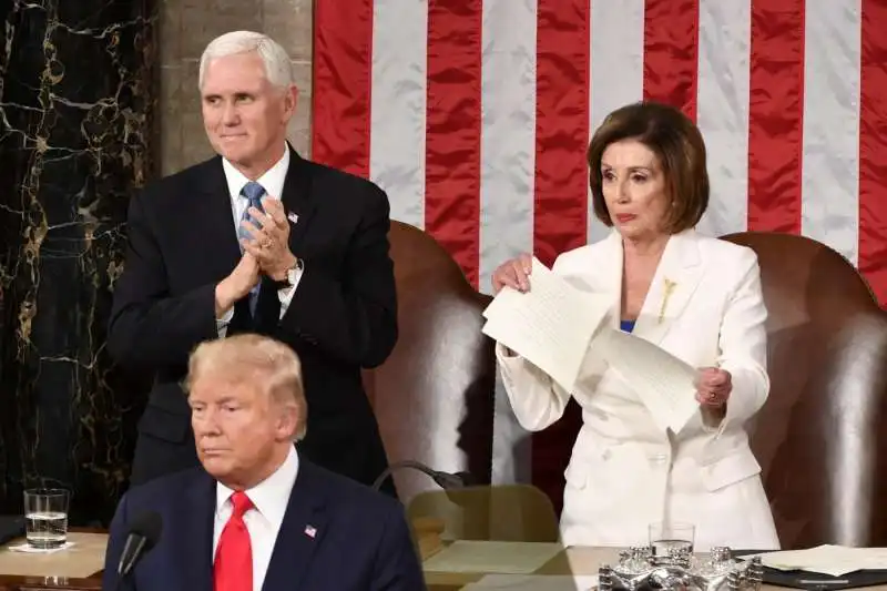 nancy pelosi straccia il discorso di trump sullo stato dell'unione 2