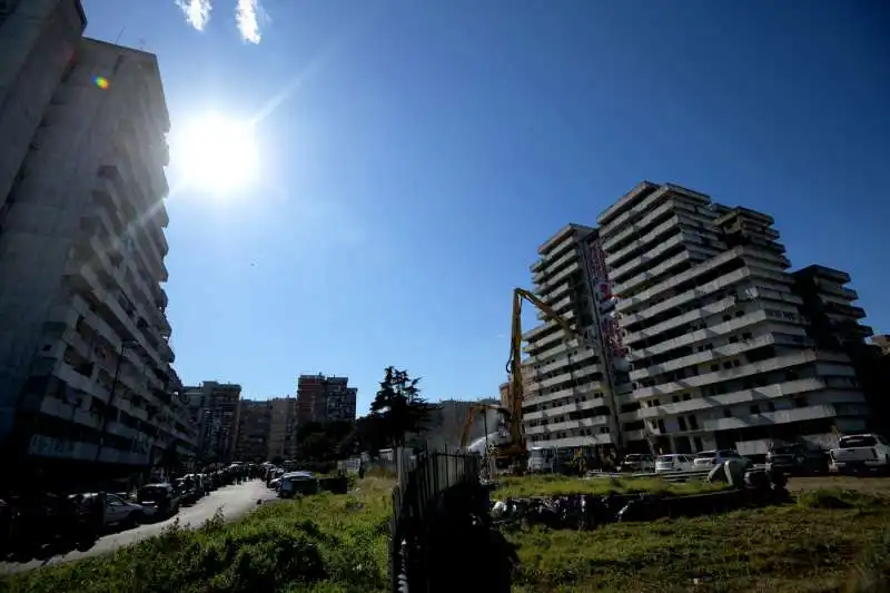 napoli, parte la demolizione della vela verde di scampia 11