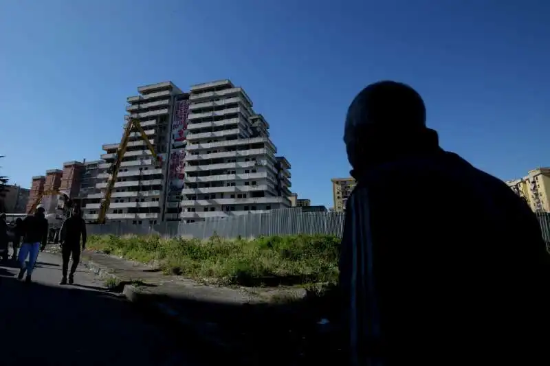 napoli, parte la demolizione della vela verde di scampia 12