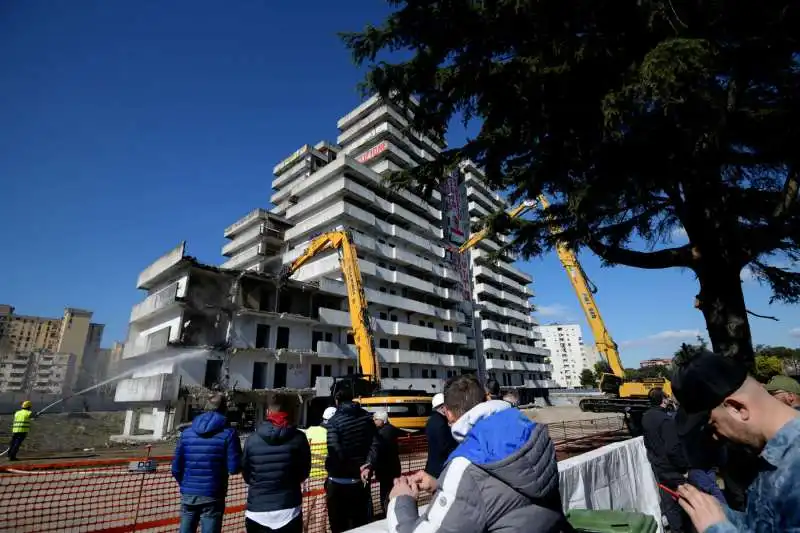 napoli, parte la demolizione della vela verde di scampia 14