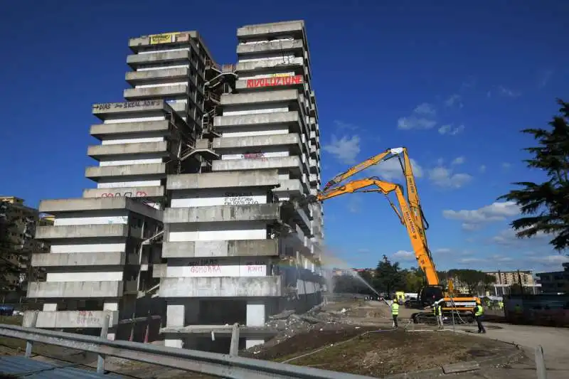 napoli, parte la demolizione della vela verde di scampia 16