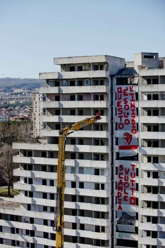 napoli, parte la demolizione della vela verde di scampia 17