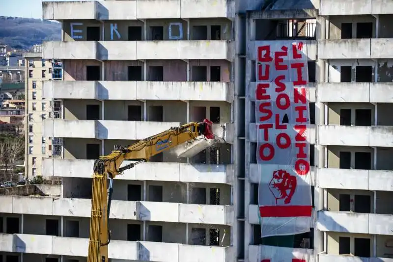 napoli, parte la demolizione della vela verde di scampia 18