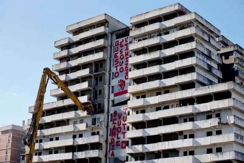 napoli, parte la demolizione della vela verde di scampia 20