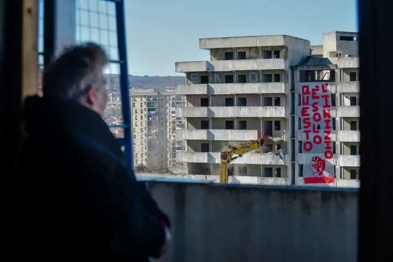 napoli, parte la demolizione della vela verde di scampia 28